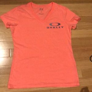 Oakley t-shirt size small